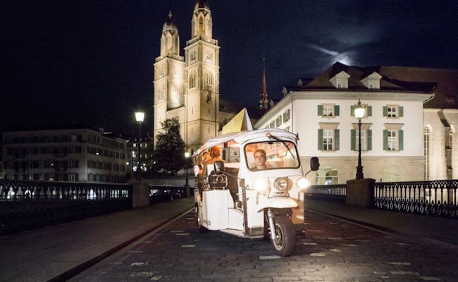 Recorrido por Zúrich en E-TukTuk, vive la ciudad de noche con edificios históricos.