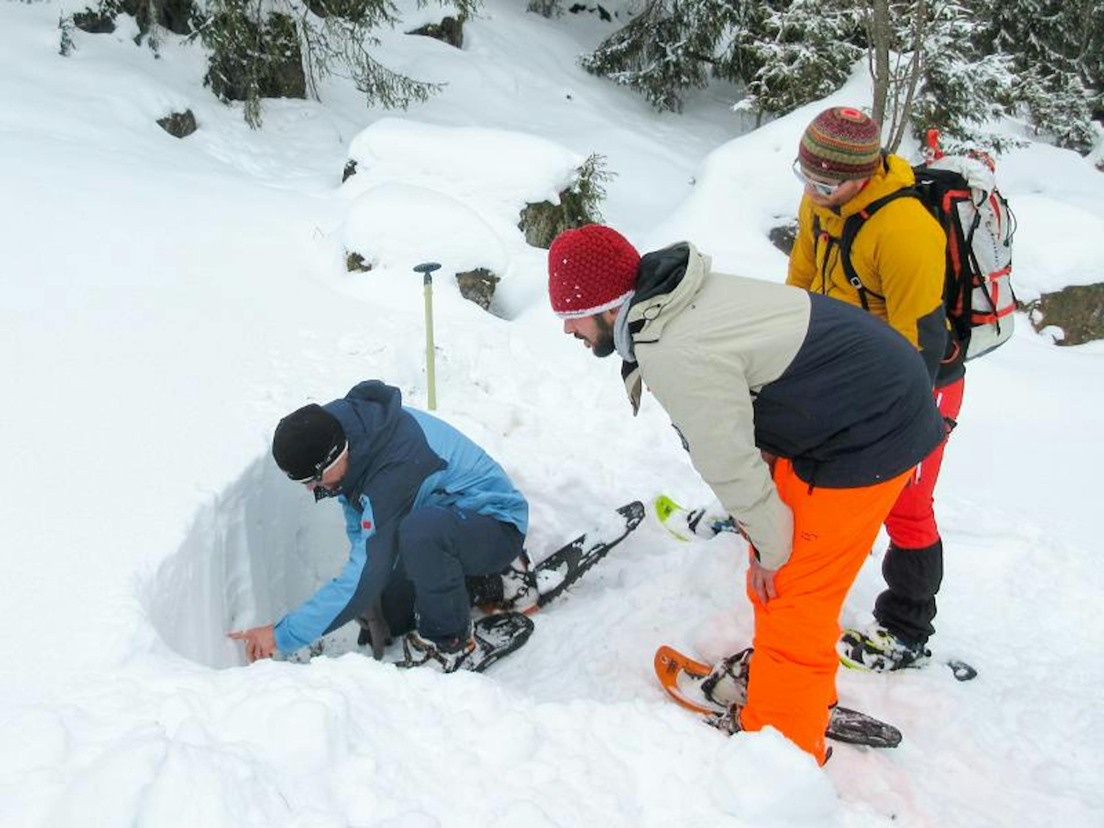 Lawinenkurs: sichere Schneebewertung in den Toggenburger Bergen für Gruppen und Kinder.