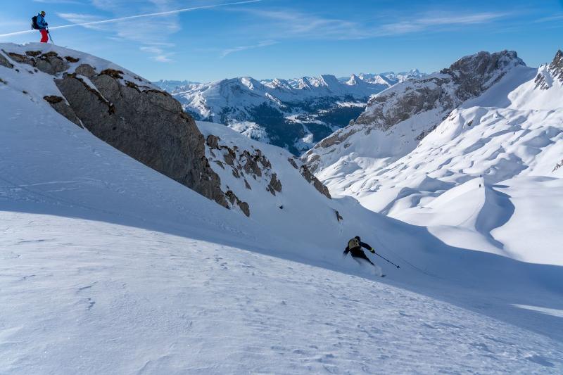 托根堡滑雪之旅：阿尔卑斯山令人印象深刻的冬季风光与滑雪者。