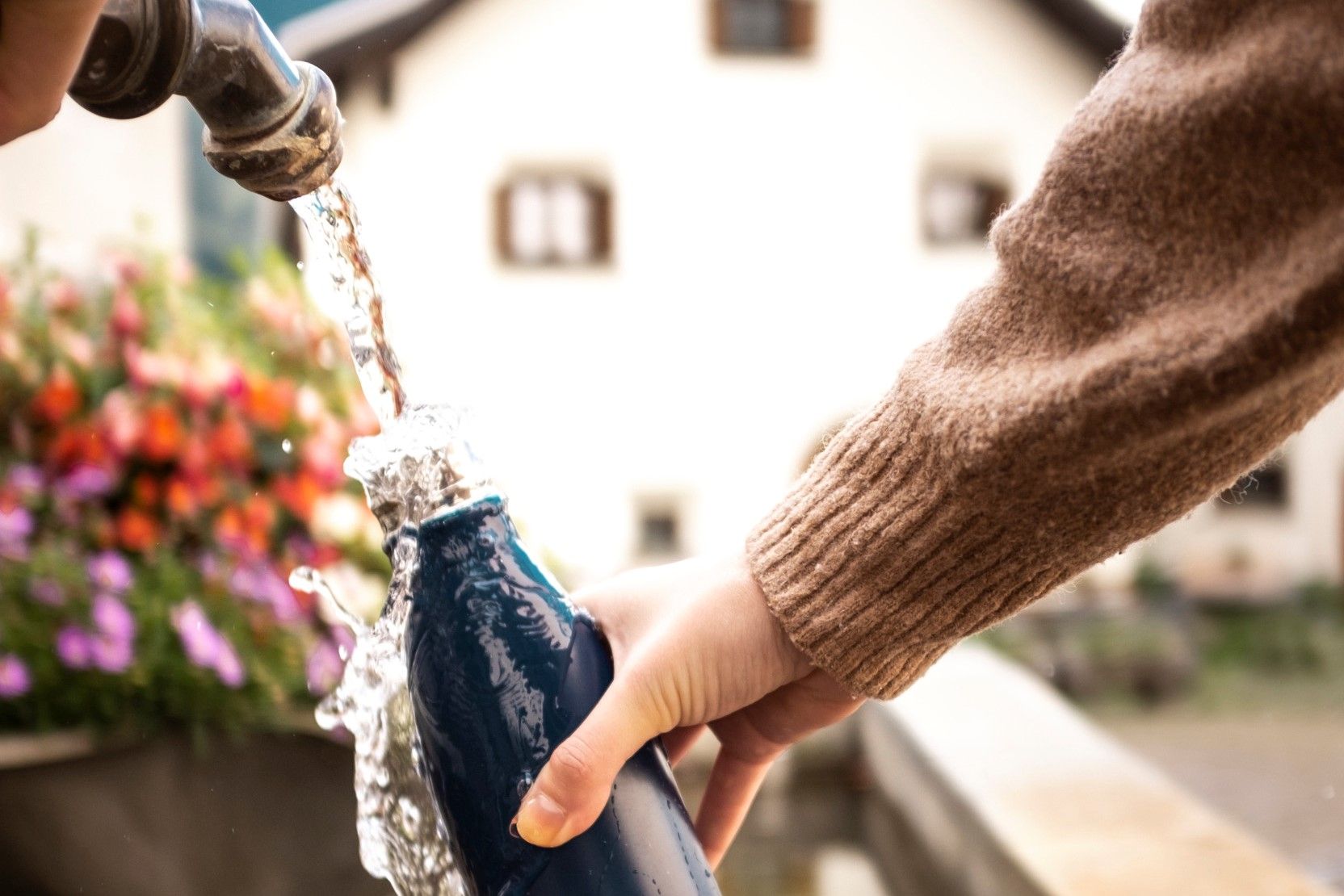 Dopiš si láhev čistou vodou u studny.