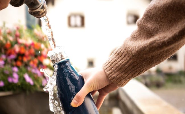 Riempi la tua bottiglia presso una fontana (Foto: Svizzera Turismo Nicola Fuerer)