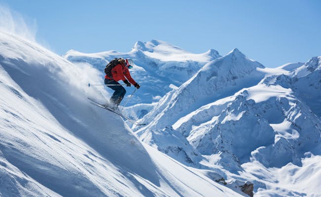 Freeride-Skifahrer auf schneebedecktem Hang in Verbier.