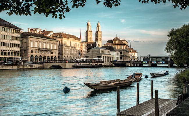 Zürichmeer met boten, stad Zürich en promenade, ideaal voor uitjes in de zomer.