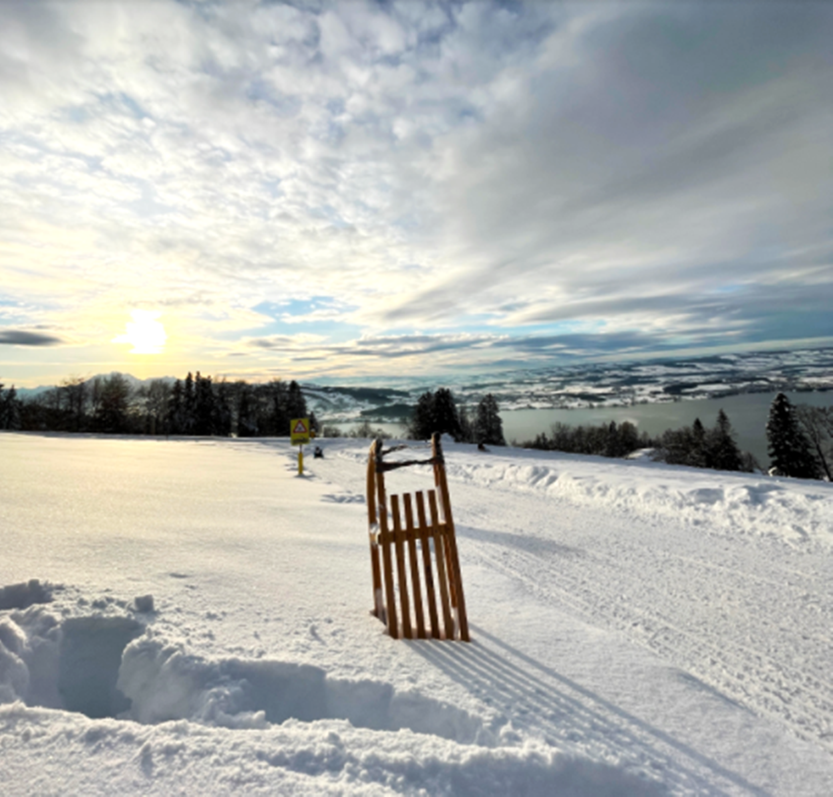 Zugerberg: Descer de trenó no paraíso da neve com uma esplêndida vista sobre a paisagem invernal.