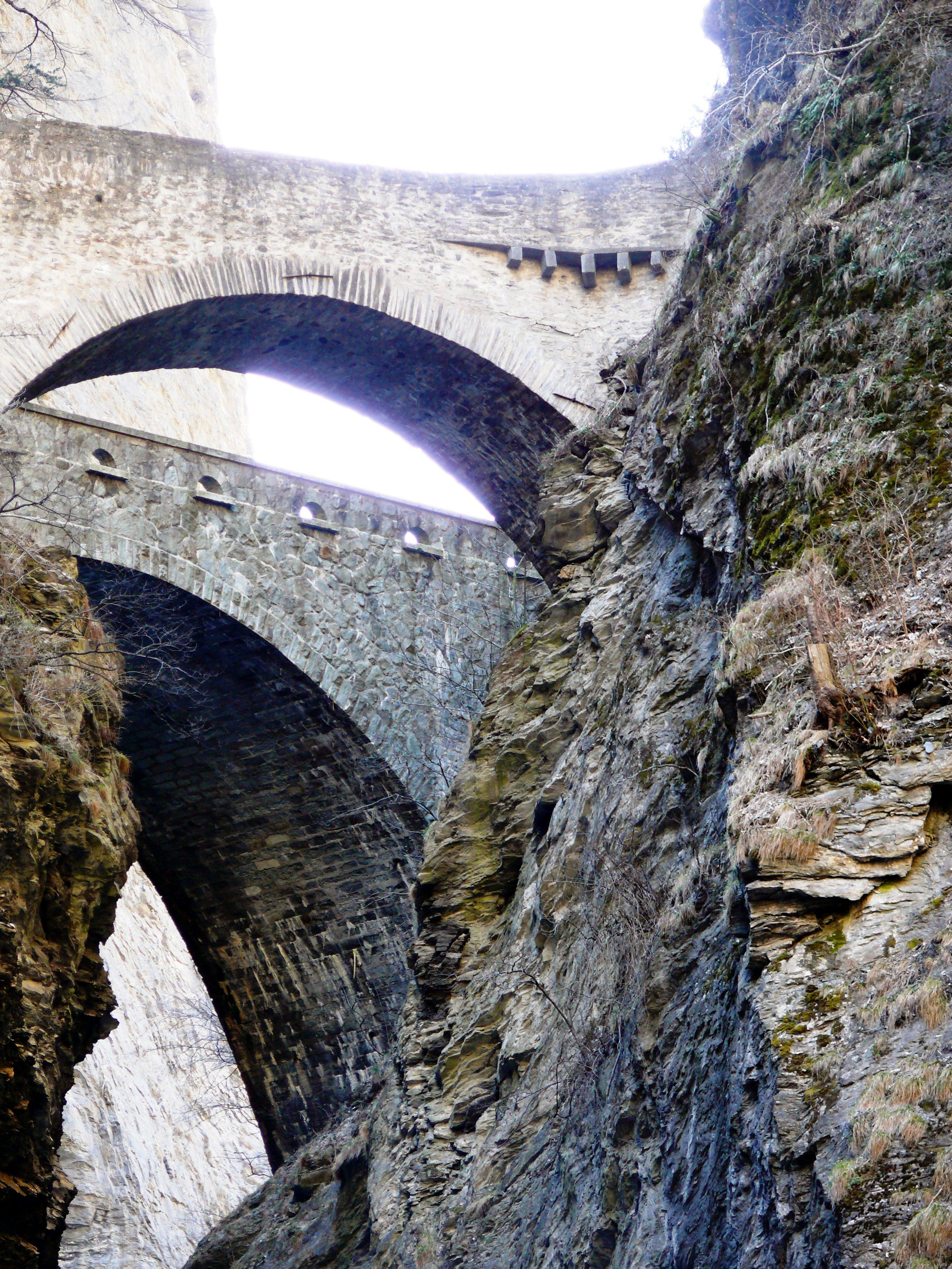 Jembatan Ganda Viamala: jembatan batu yang menakjubkan di lembah, alami petualangan dan keindahan alam.