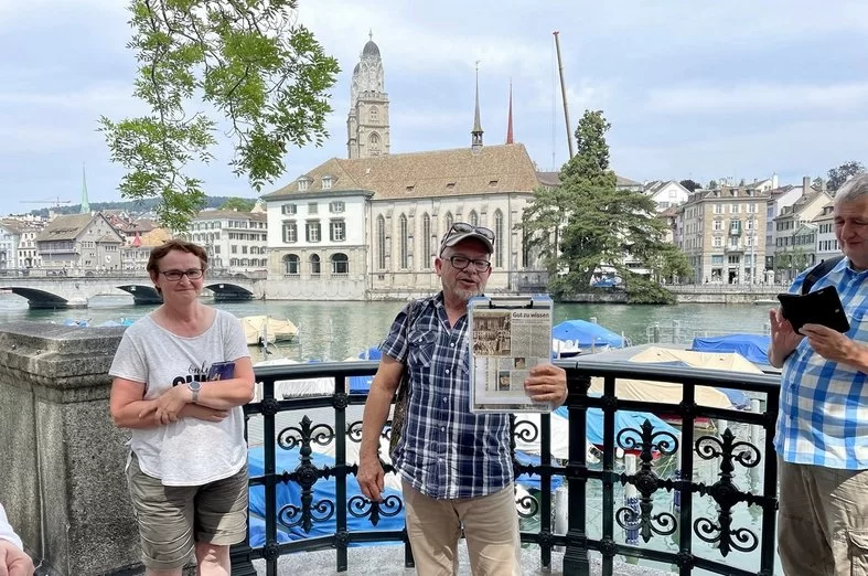 Altstadt Zurich: Lawatan berpandu bersama peserta di hadapan persimpangan air dan bangunan yang menarik hati.