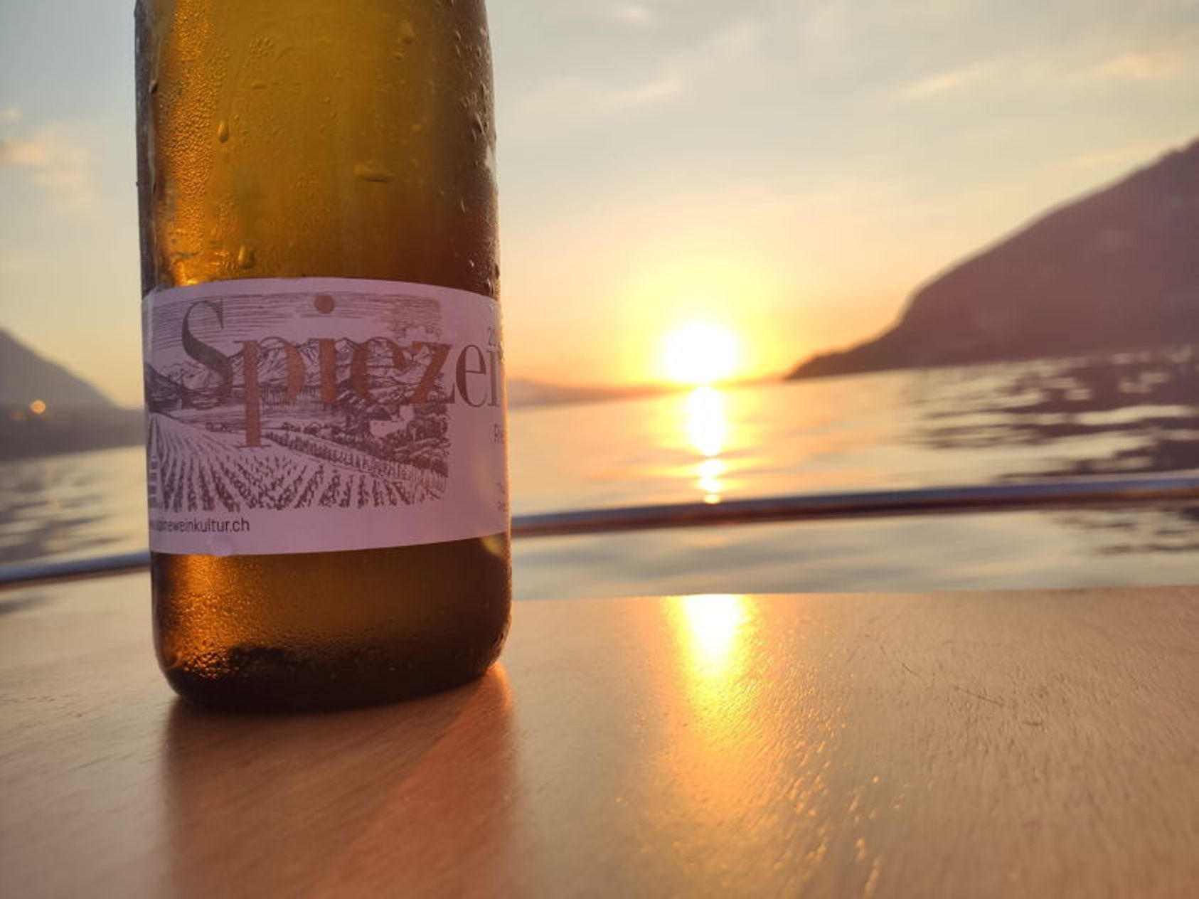 석양이 지는 보트에서 치즈와 함께 마시는 스피츠와인