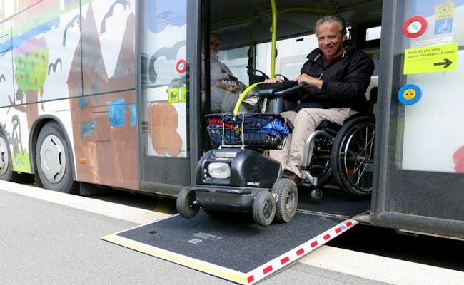 Accesso per persone in sedia a rotelle a Bendern, Schaan percorso con due persone alla fermata dell'autobus, accesso senza barriere.