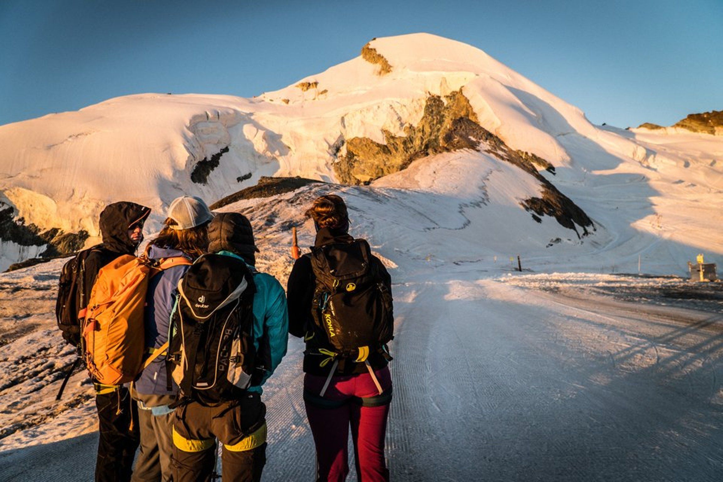 Pendakian Gunung Allalin di Saas Fee, aktivitas kelompok di lingkungan bersalju, pemandangan jelas