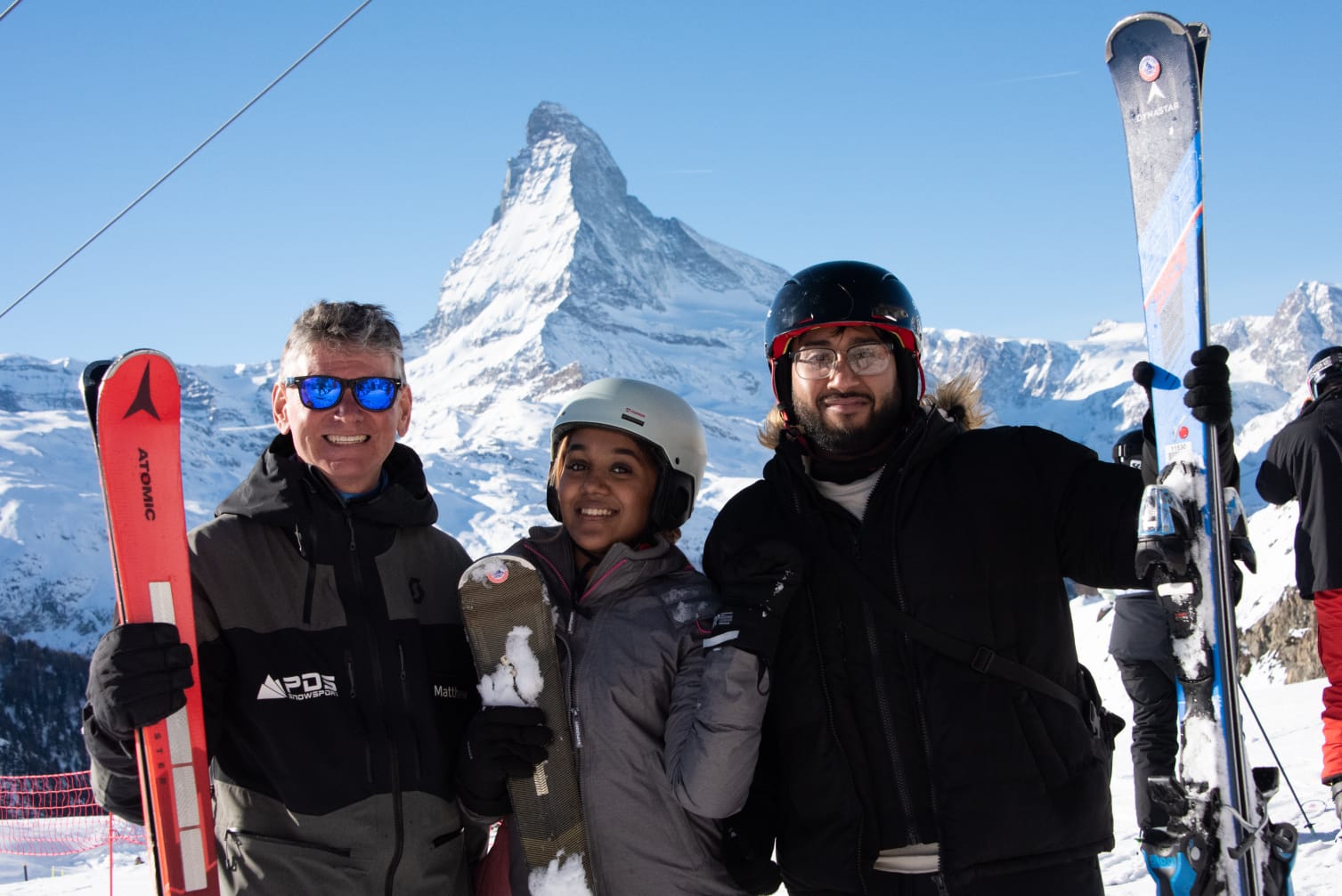 Skischool Zermatt: Skileraar met gasten voor het Matterhorn, ski-les in de bergen