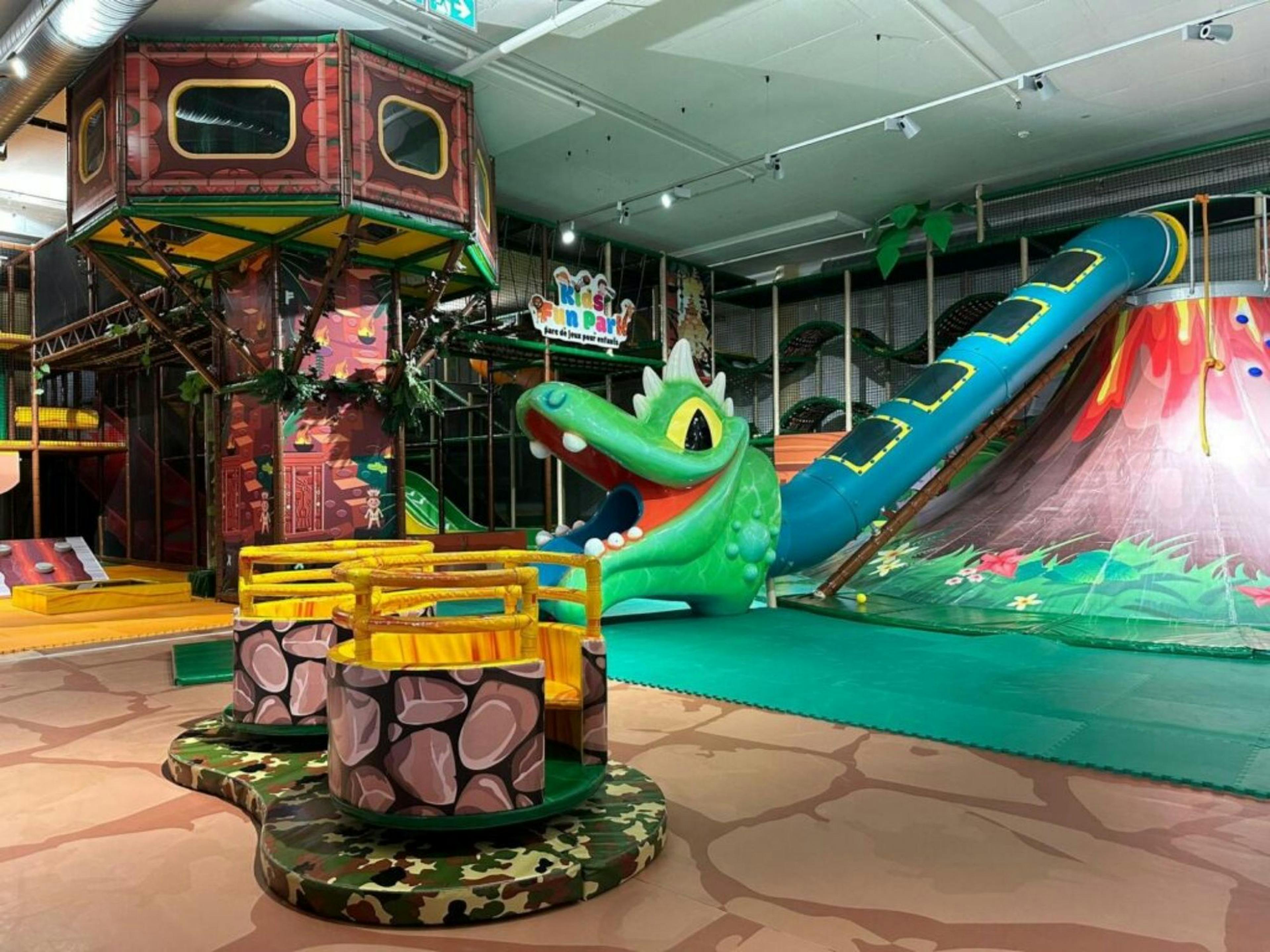 Parque Divertido para Crianças Sion: Área de jogos com crocodilo e escorregas para crianças na terra das aventuras.