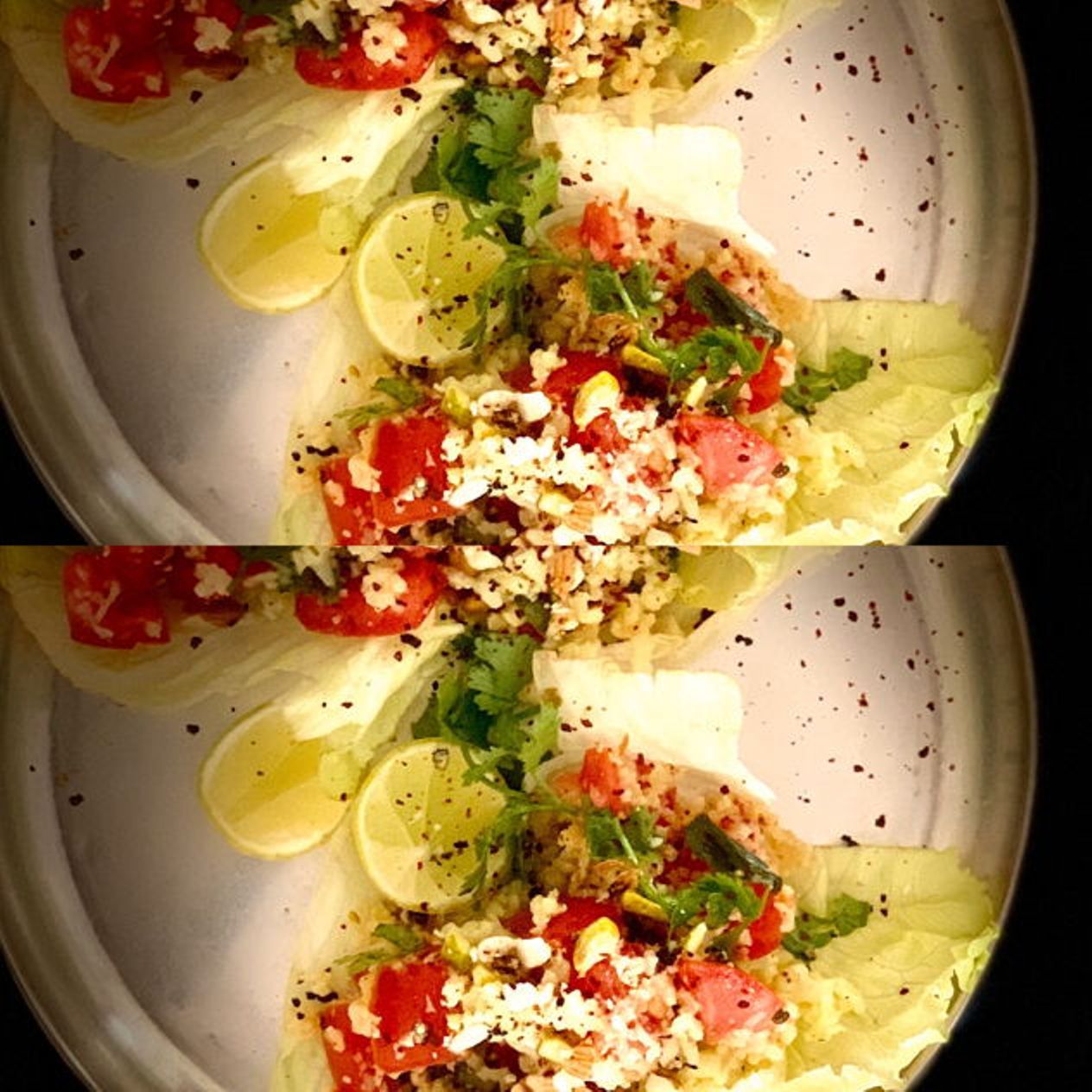 ताजा सब्जियों, नींबू और जड़ी-बूटियों के साथ भारतीय शाकाहारी रात का खाना।