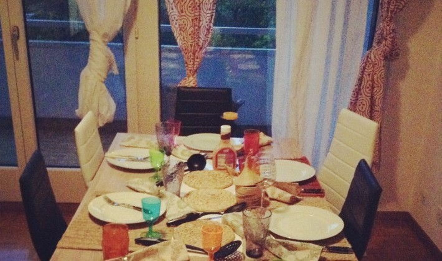 อาหารมาลาวีบนโต๊ะมีจานและเครื่องดื่มหลากหลาย