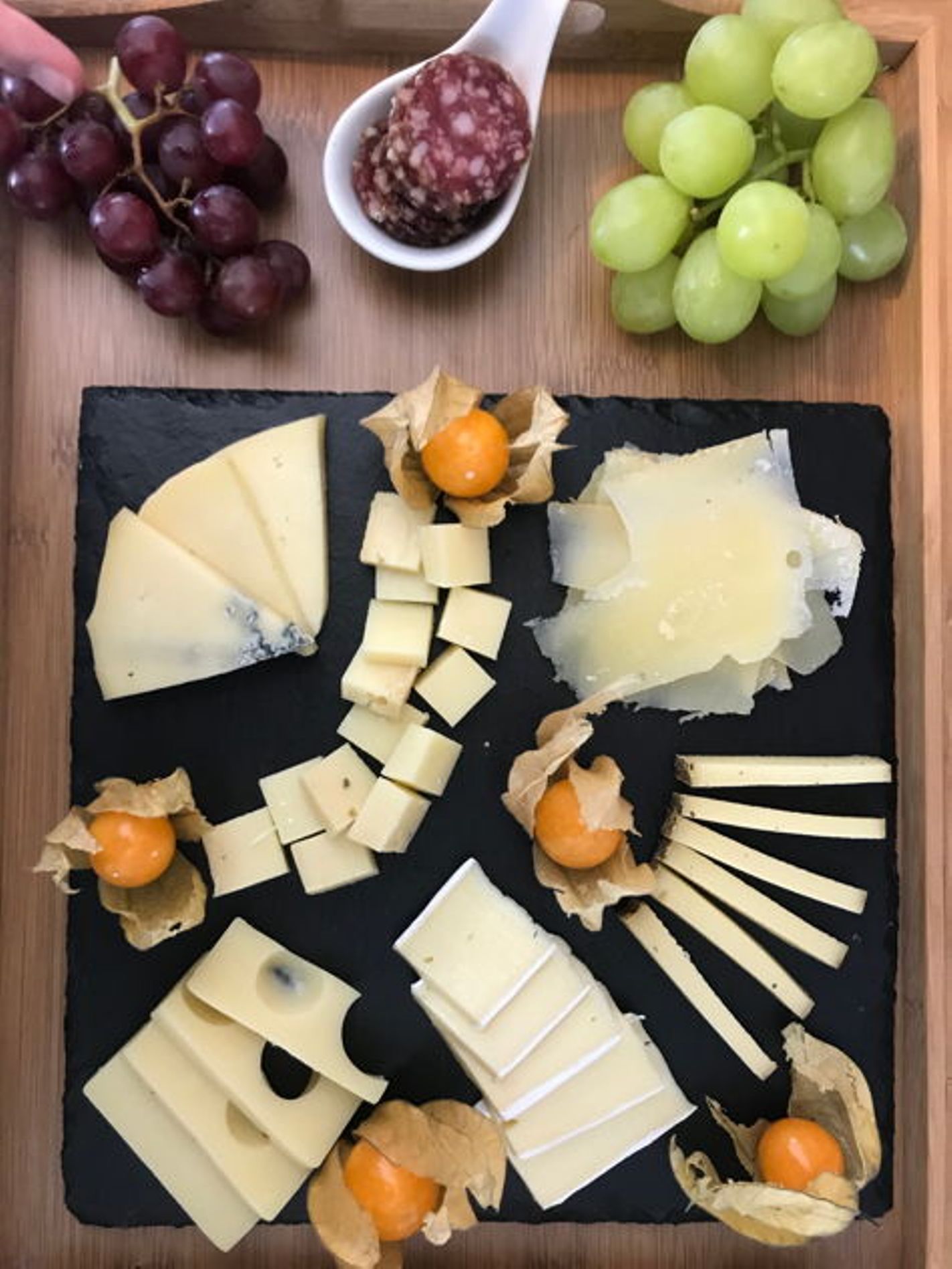 따뜻한 날씨에 보트 위에서 치즈와 와인.