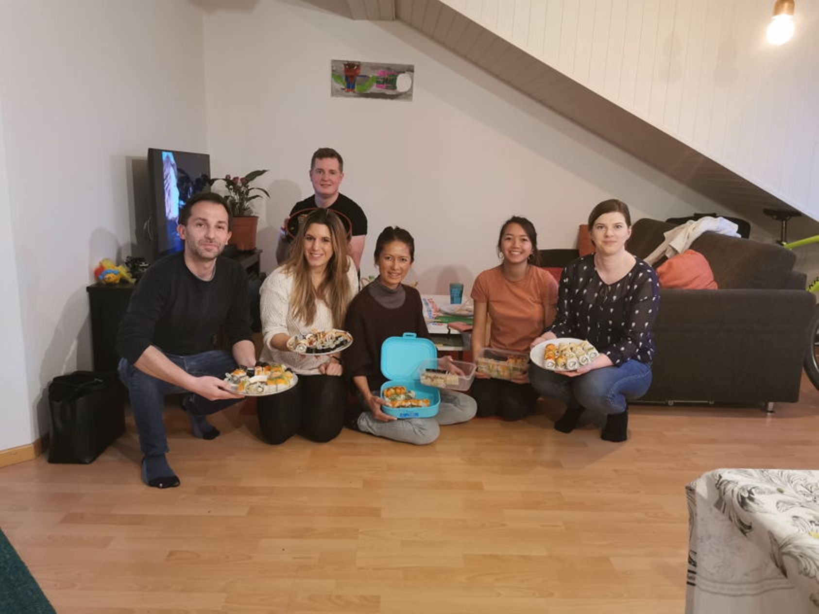 Мастер-класс по суши в Люцерне: участники с подготовленными роллами суши в уютной обстановке.