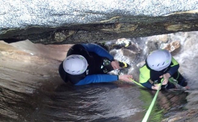 Canyoning Corippo: Rappelling in the gorge, exciting activity in Ticino with a nature experience.