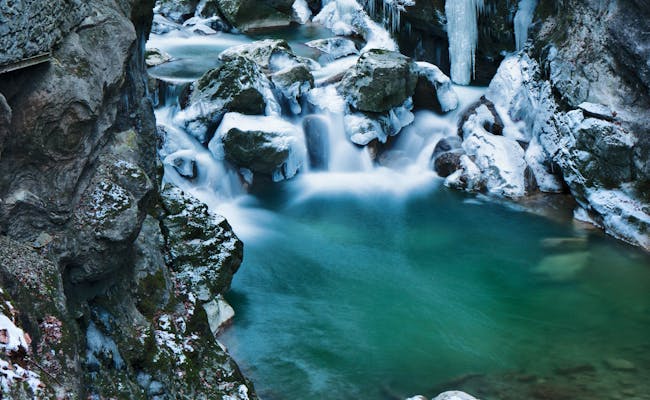 Cholerenschlucht mit Wasserfall, grünem Wasser und Eis im Winter