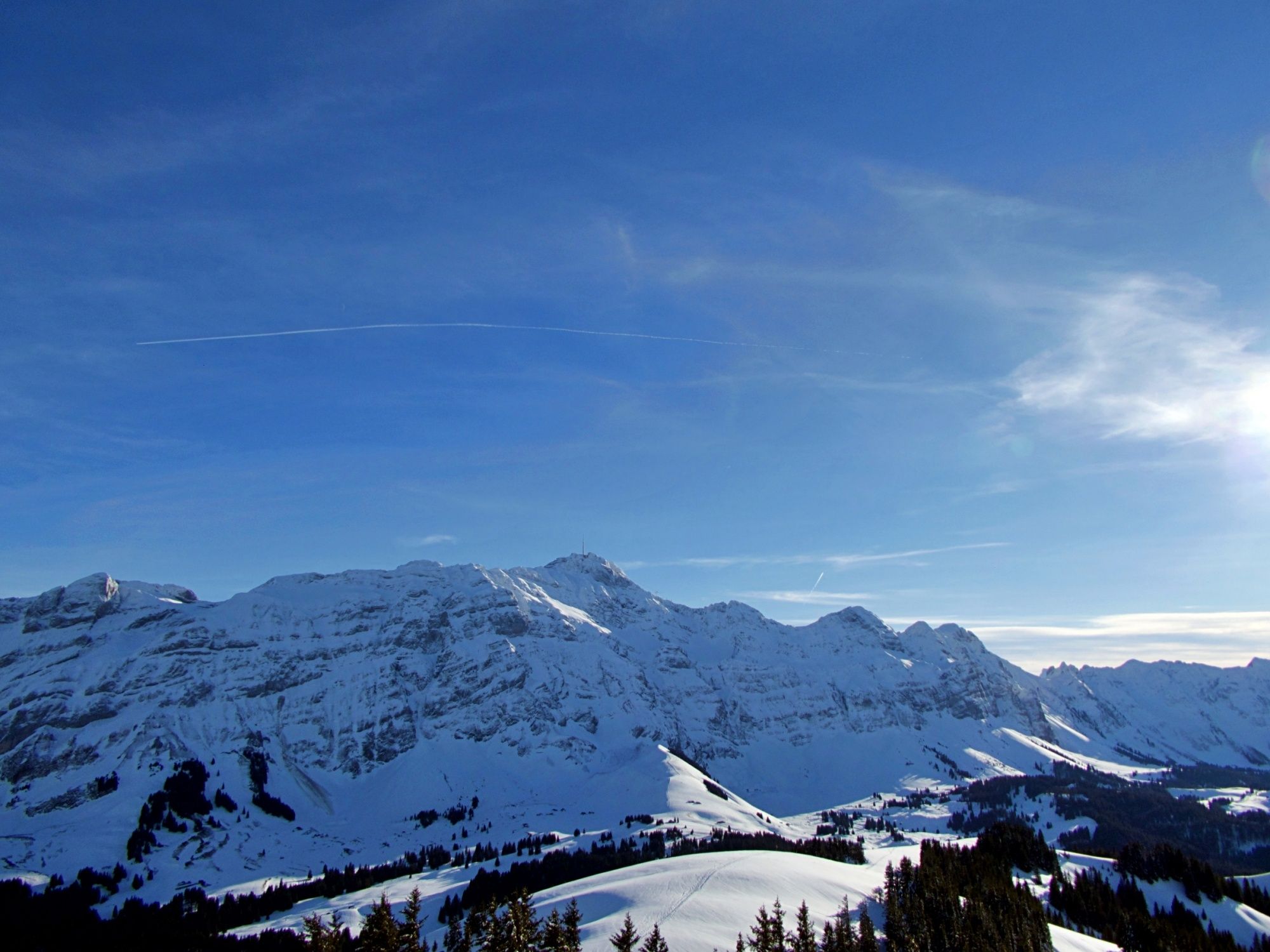 منظر من كرونبرغ يطل على جبل سانتيس والجبال المغطاة بالثلوج في المنظر الشتوي.
