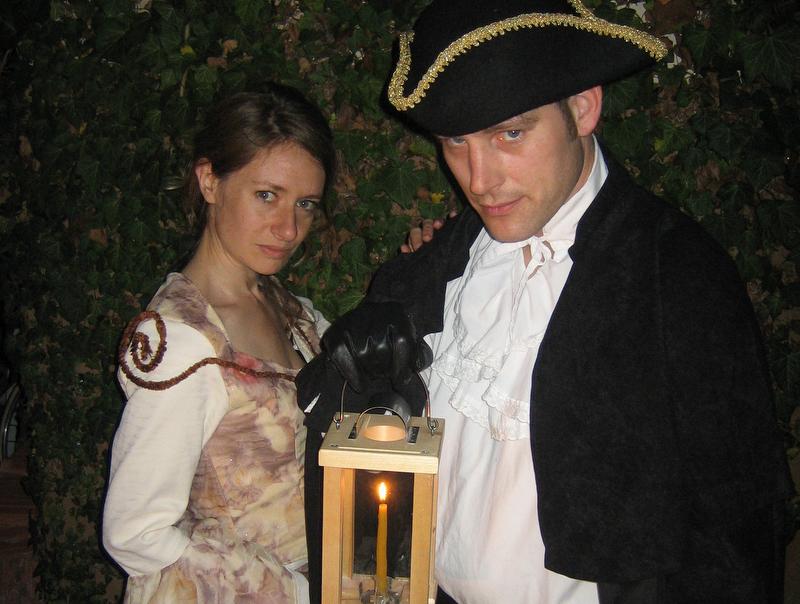 Lawatan bandar raya di Basel waktu malam dengan pakaian bersejarah