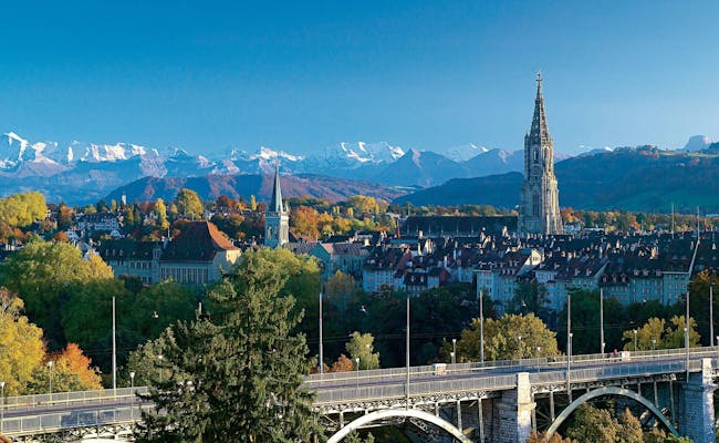 Panorama de Berna con paisaje urbano, montañas y colores otoñales. Descubre la belleza de la capital.