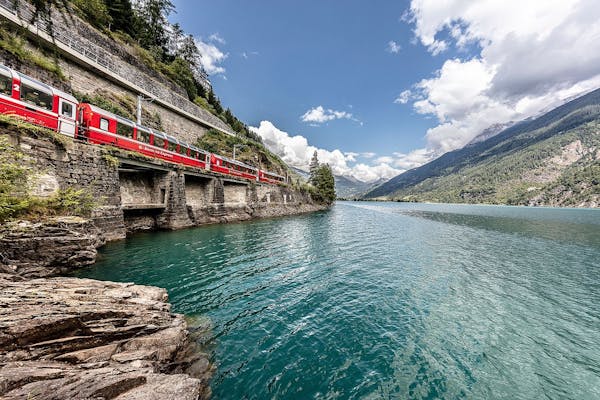 Bernina Express am Lago di Poschiavo (Foto: Swiss Travel System)