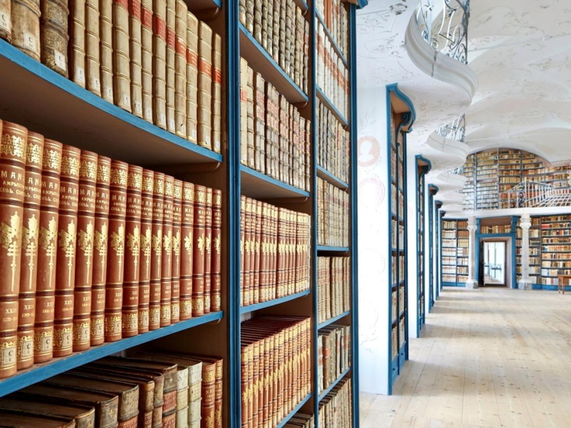 Stiftsbibliotek: imponerande bokhyllor i klostret Einsiedeln, upplev kultur och historia.