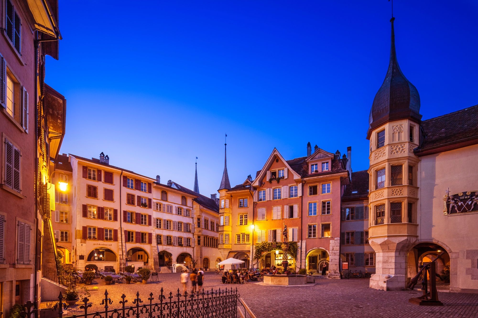 บียล์กับเขตประวัติศาสตร์, บรรยากาศยามเย็น, อาคารที่สว่างไสว.