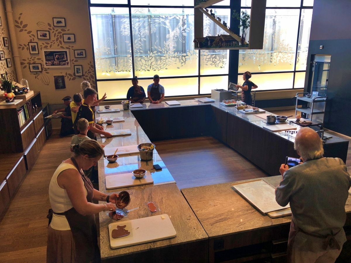 Maison Cailler: Nikmati kelas membuat coklat dalam suasana moden.