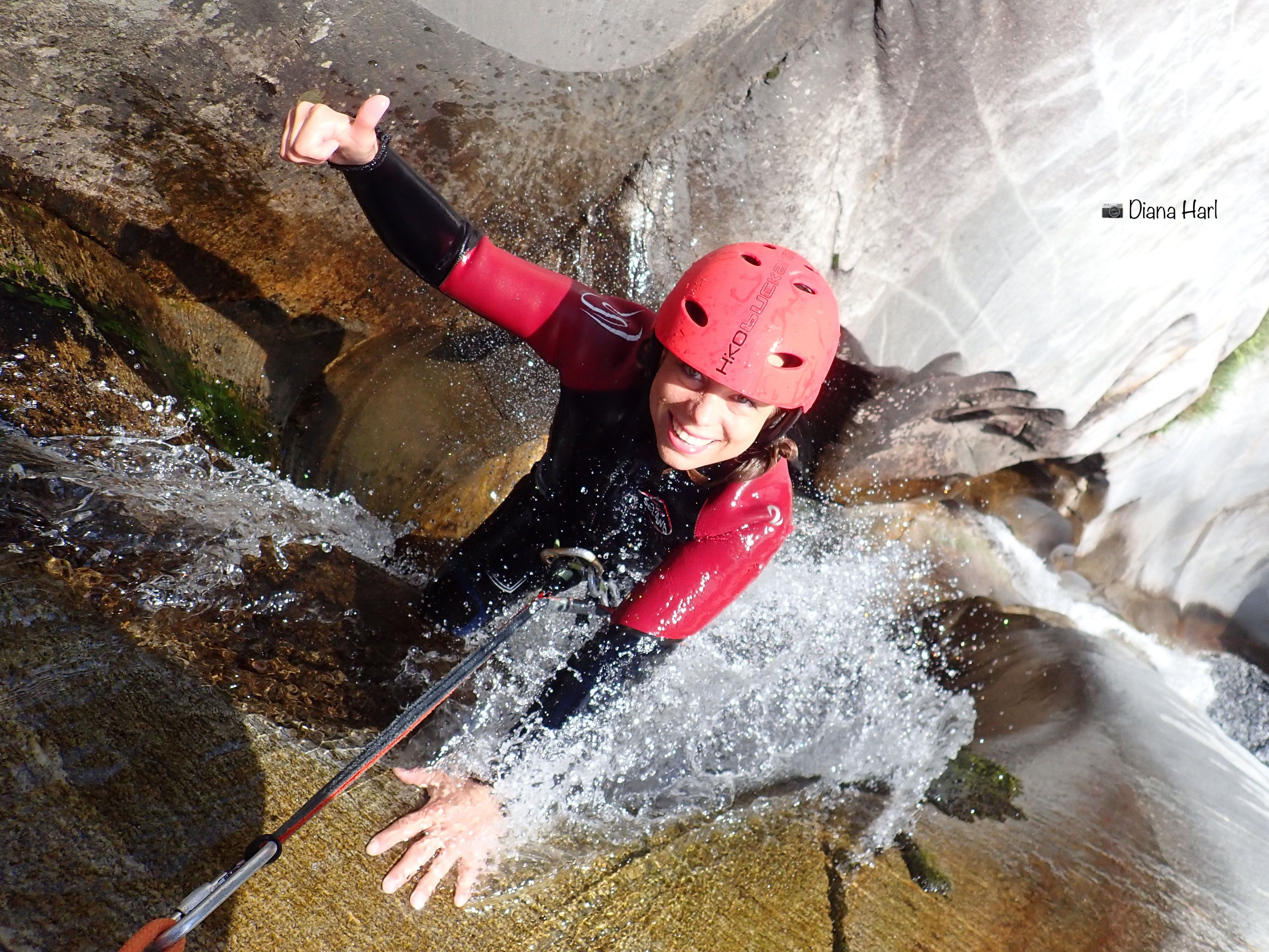 Canyoning in Boggera, erlebe das Abenteuer in der Natur des Tessins mit Freunden.