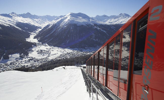 Parsennbahn in Davos, Wintersport, Panoramablick über die verschneite Landschaft.