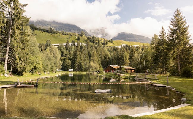 Camping Disentis: idyllische campingplaats met natuurtaferelen en meren in de zomer.