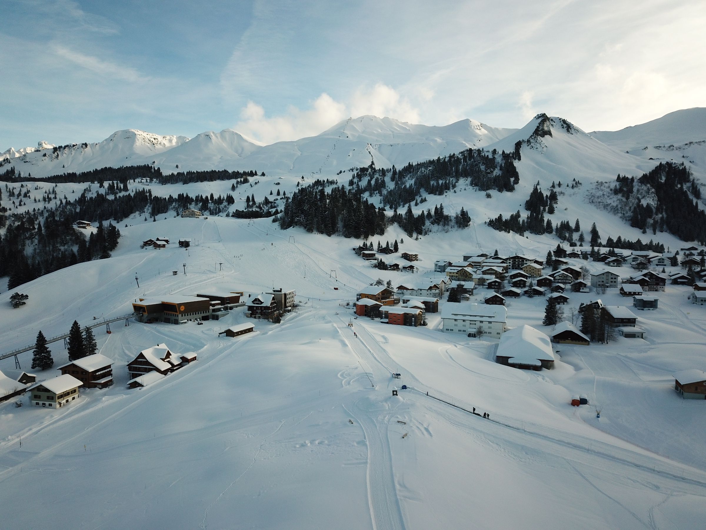 सर्दियों में स्टोस रेललाइनें, हिमालैड और झरोंखे के साथ