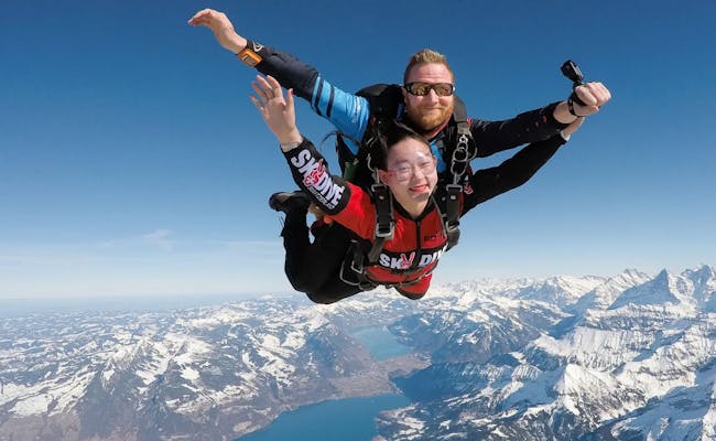 Paracadutismo a Interlaken, un paracadutista esplora i cieli sopra le Alpi