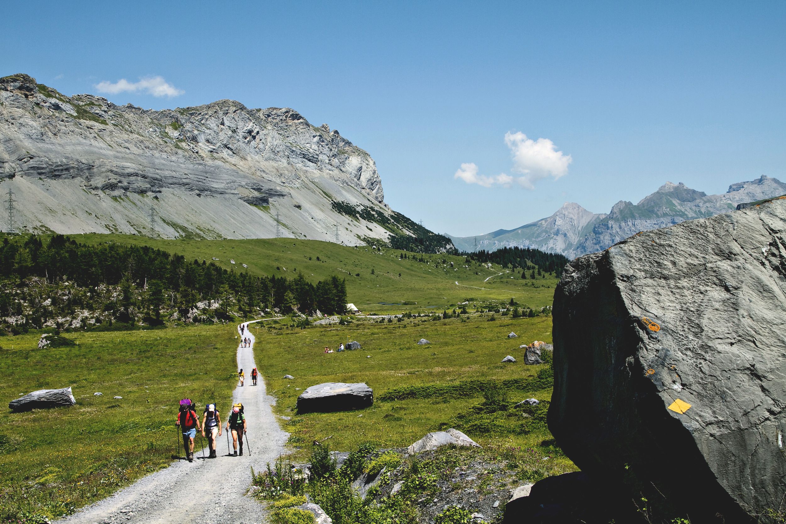 Gemmi: Wandelen in de Zwitserse bergen met indrukwekkende landschappen en veelzijdige natuur.