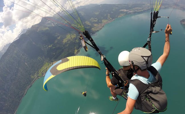 Parapente en Interlaken con compañero de tándem sobre lagos