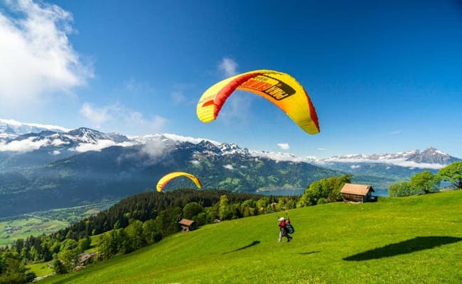 Volo con il parapendio in Svizzera a Beatenberg con vista sulle Alpi