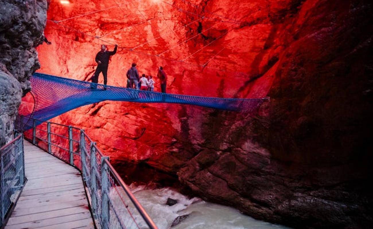 ग्रिन्डेलवाल्ड ग्लेशियर घाटी में दर्शकों के साथ पुल पर।