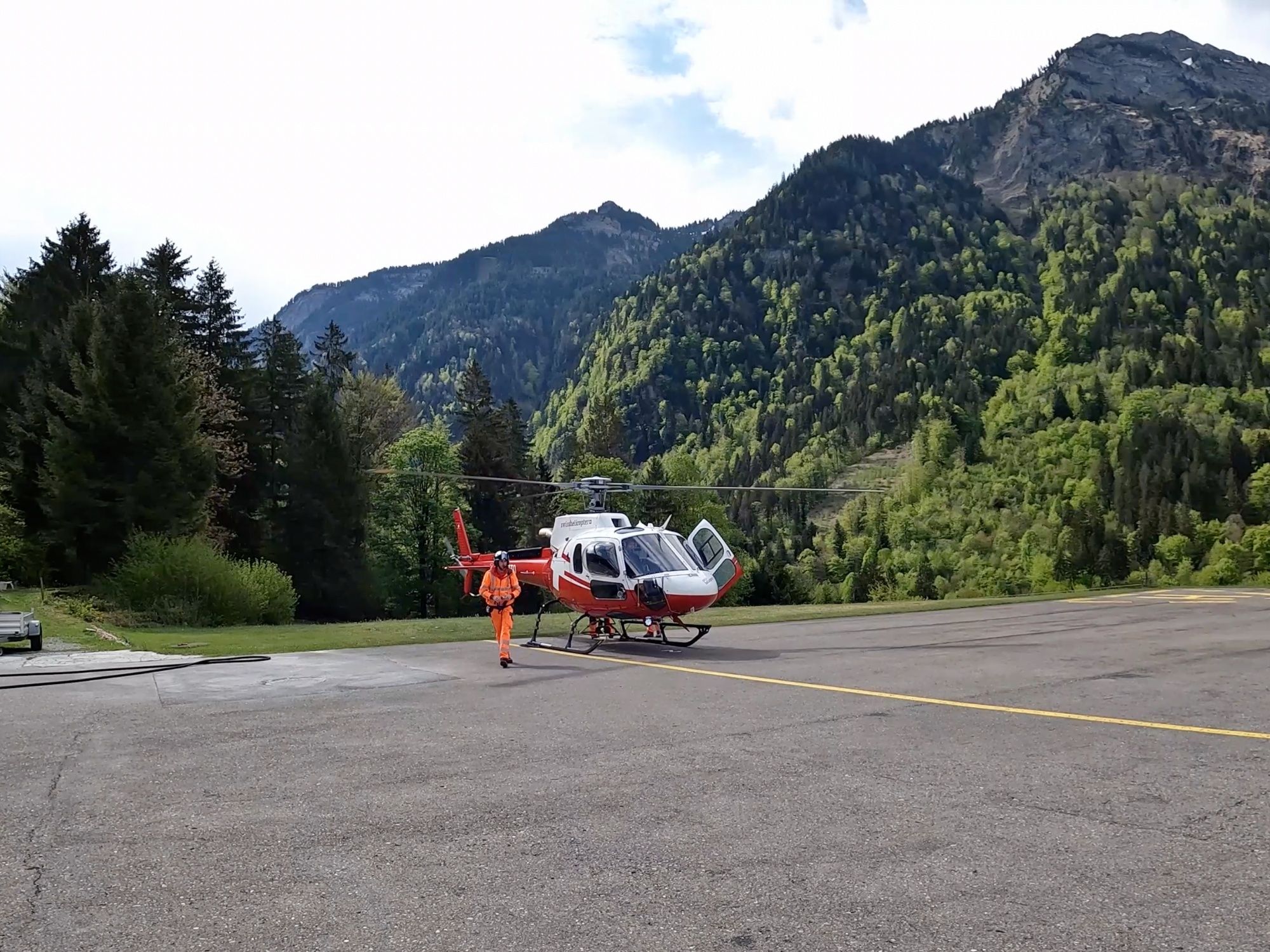 เฮลิคอปเตอร์ที่อินเทอลาเกน พร้อมสำหรับการกระโดดร่มแบบคู่ท่ามกลางภูเขา