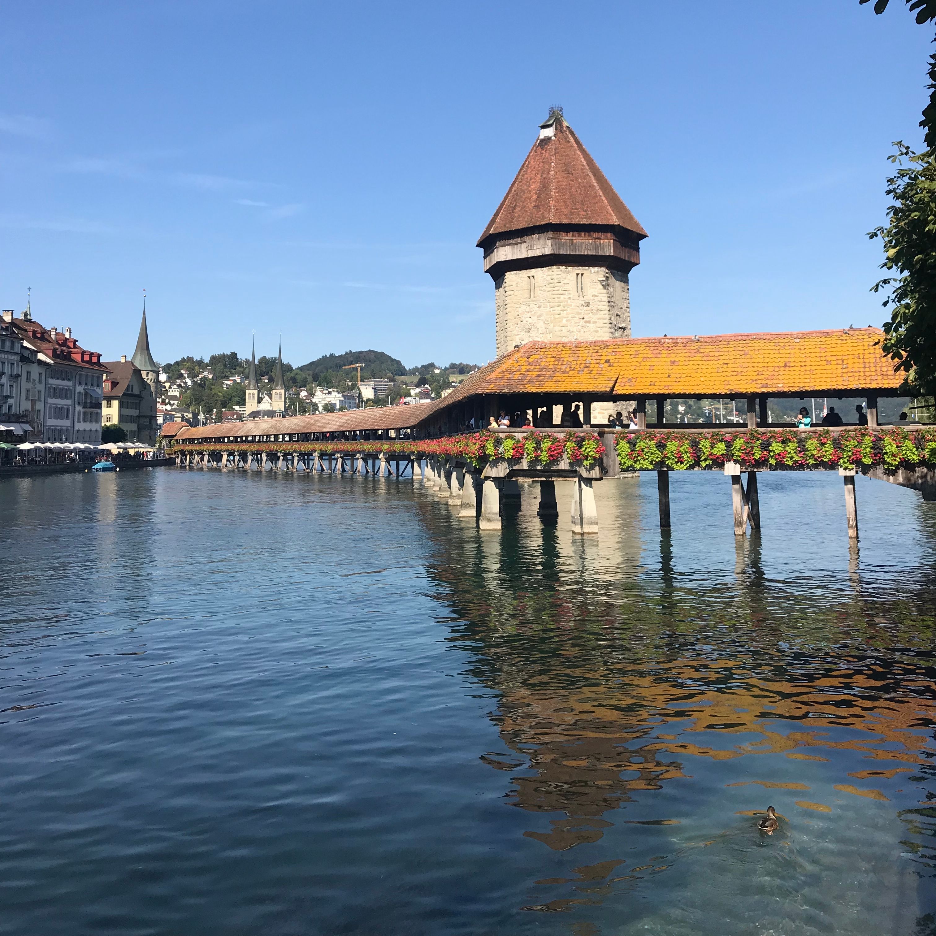 Γέφυρα Καπέλλας στη Λουκέρνη με ανθισμένα λουλούδια και γαλανό ουρανό