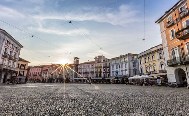 Piața Mare: piață frumoasă din Locarno, cu clădiri de poveste și o atmosferă tihnită seara.
