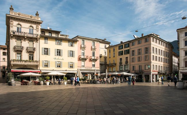 Piazza Riforma i Lugano med caféer och människor