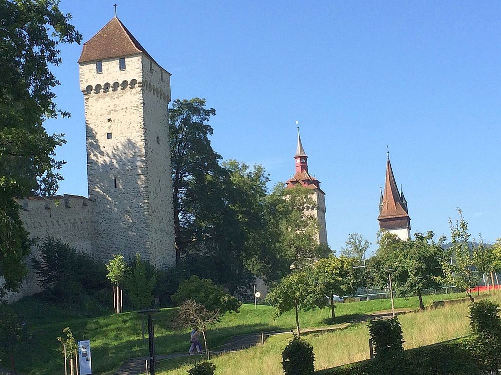 Museggmauer: Historische Stadtmauer in Basel mit Türmen und grünem Umfeld, ideal für Erkundungen.