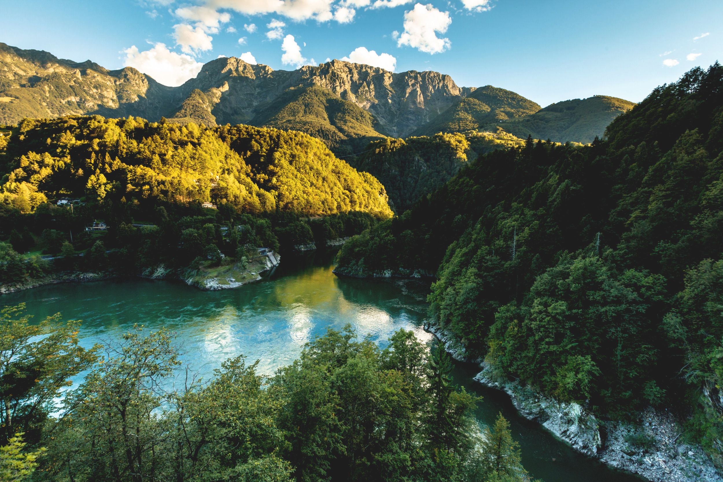 Palagnedra: ทัศนียภาพที่น่าตื่นตาตื่นใจของเขื่อนเมเลซซ่าที่ Centovalli พร้อมภูเขาและธรรมชาติ.