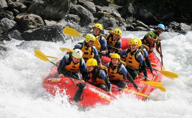 Arung jeram Lütschine, Sekelompok orang mendayung di arus deras