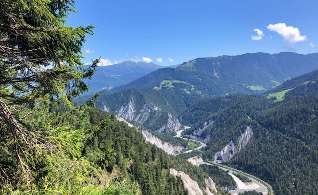 Panorama Kanionu Renu: widok na kanion z naturą, górami i rzeką latem.
