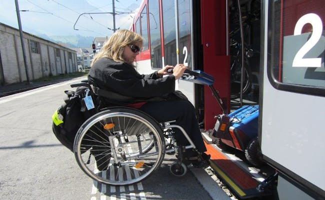 Carrozzina Engelberg ingresso: accesso senza barriere al treno in Svizzera per persone con mobilità ridotta.