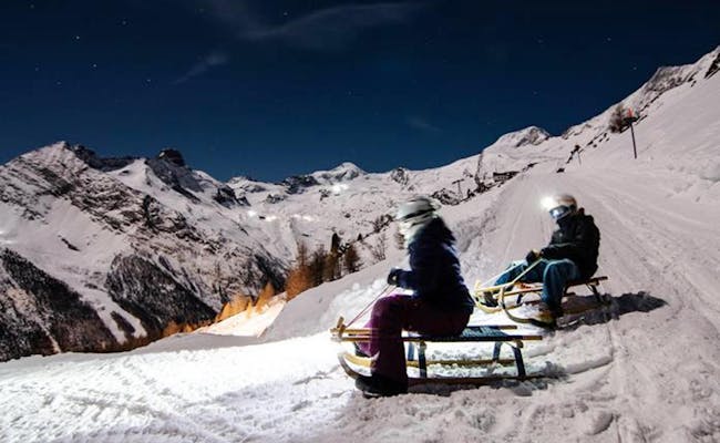 Νυχτερινό Σκι στο Saas Fee με τοπίο χιονιού και ουρανό γεμάτο αστέρια.