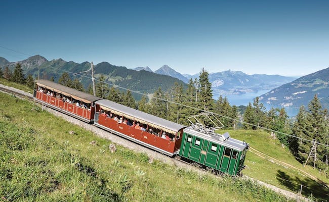 Le chemin de fer à crémaillère Schynige Platte circule entre les montagnes et le lac.