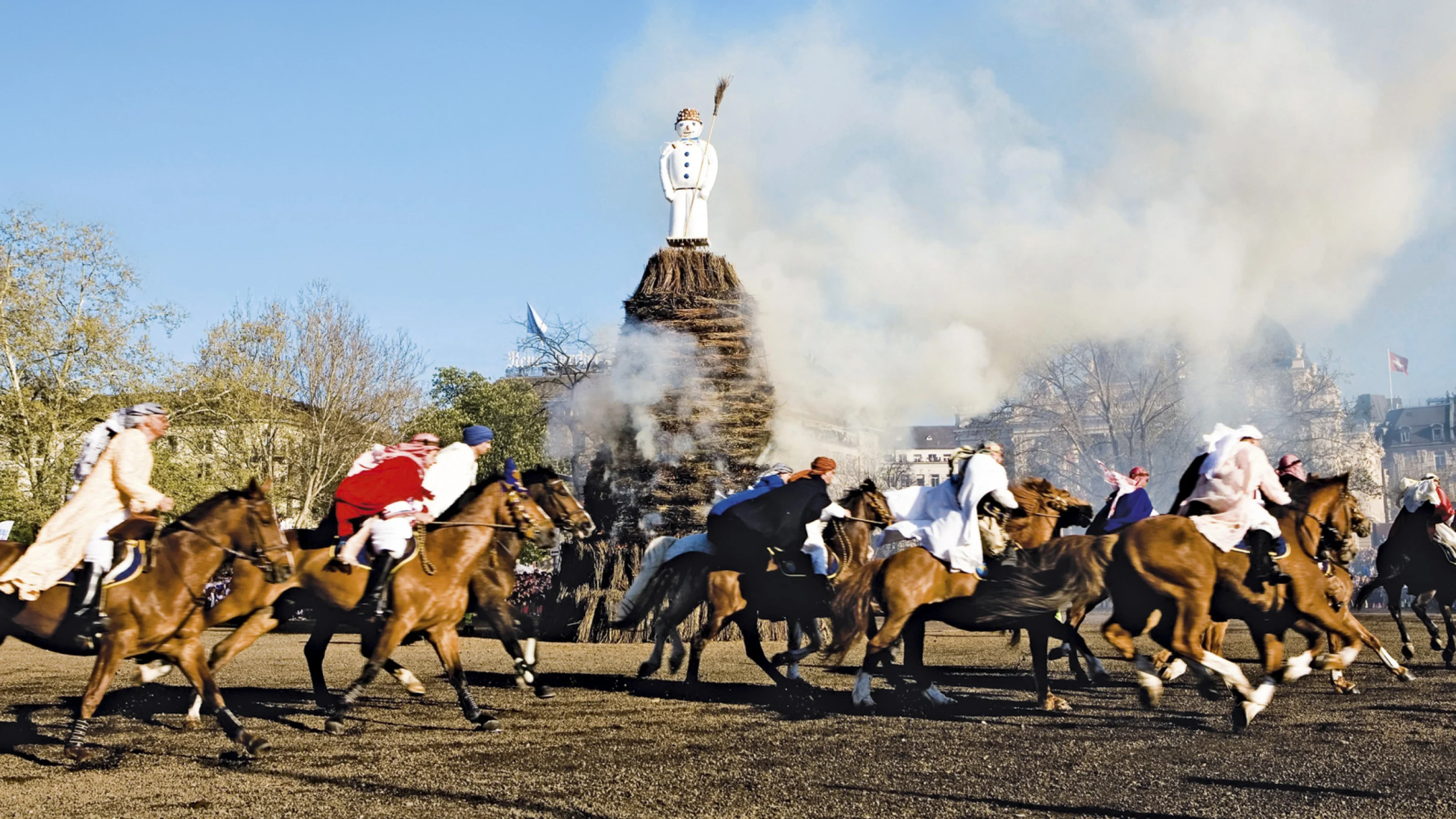 Sechseläuten Zürich parade penunggang kuda di sekitar tumpukan api