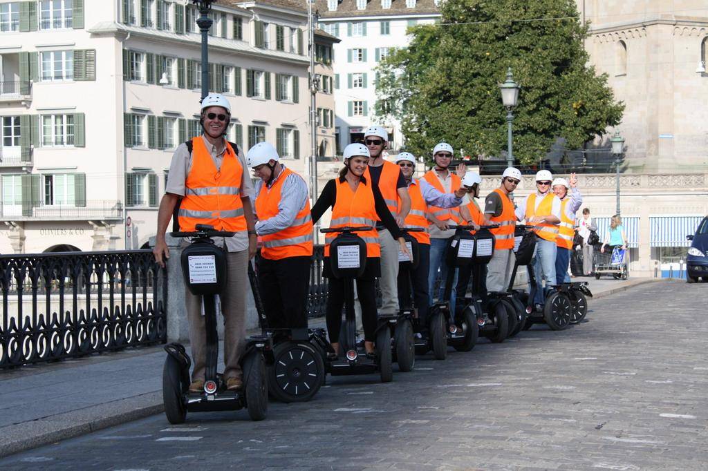 Segway-tur i Zürich med grupp i lysande kläder på gatan.